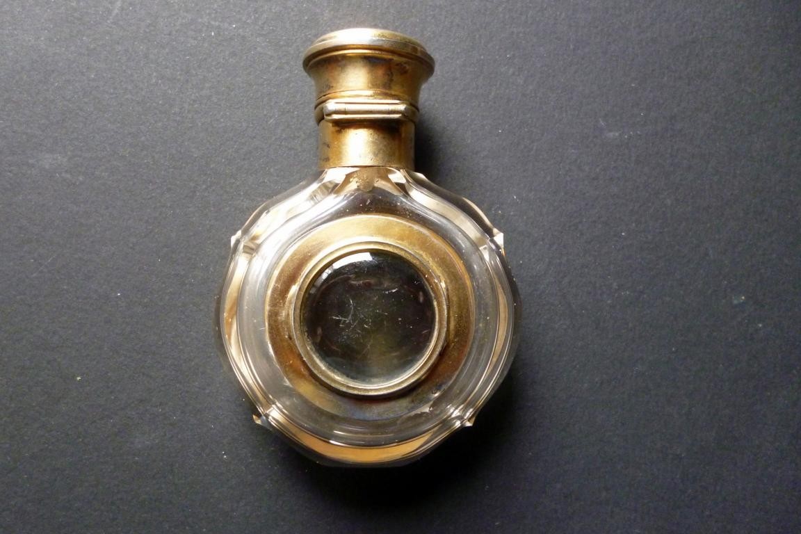 Smelling salts bottle and magnifying glass, early 19th century