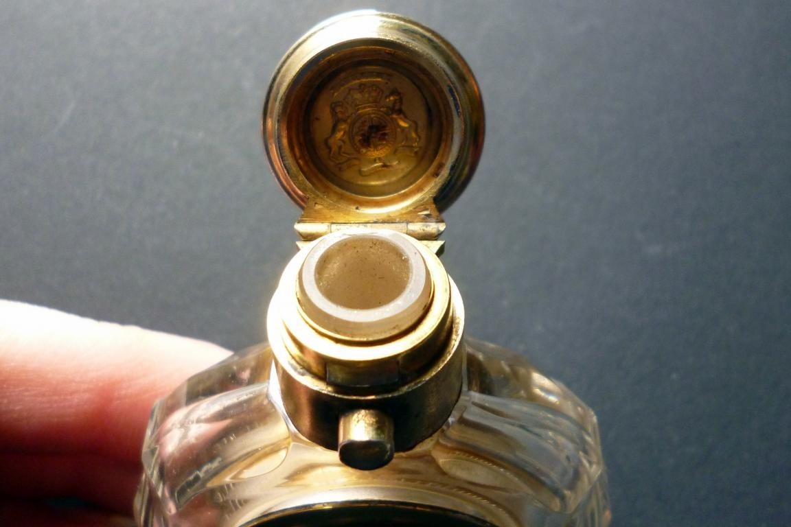 Smelling salts bottle and magnifying glass, early 19th century