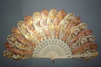 Rose et blanc, éventail palmettes vers 1850