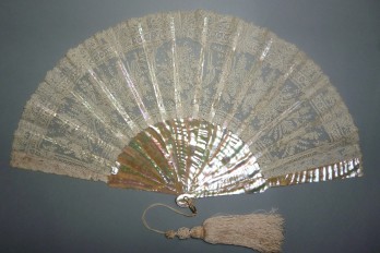 Dentelle et nacre, éventail vers 1860-80