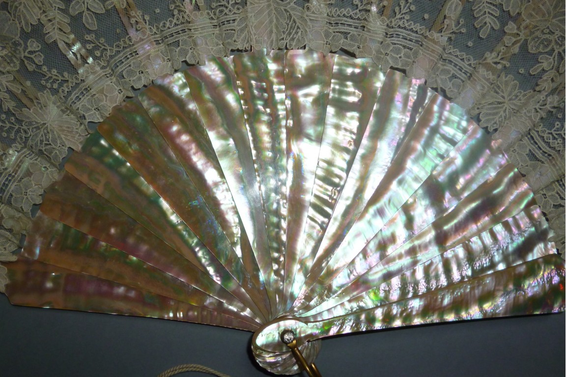Dentelle et nacre, éventail vers 1860-80