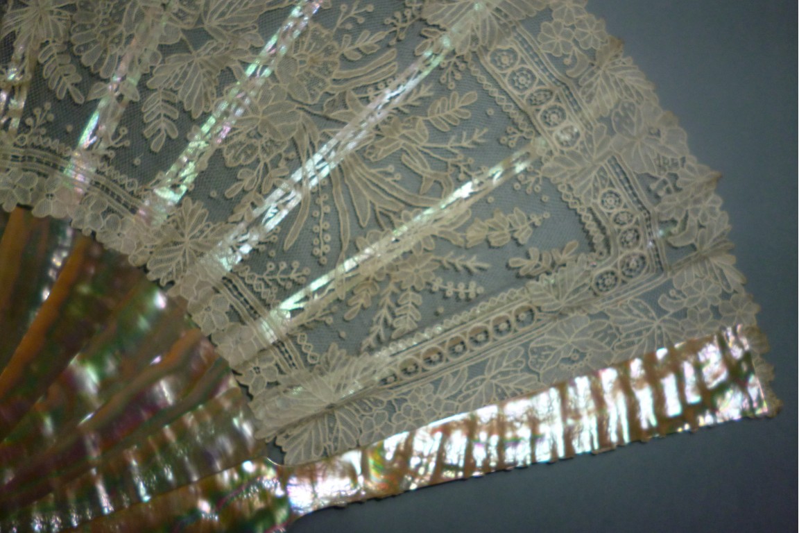 Dentelle et nacre, éventail vers 1860-80