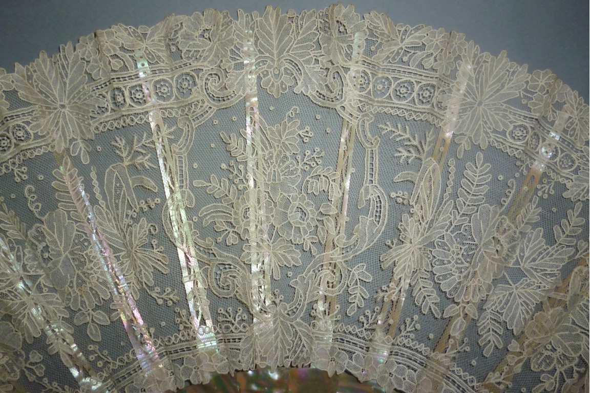 Dentelle et nacre, éventail vers 1860-80