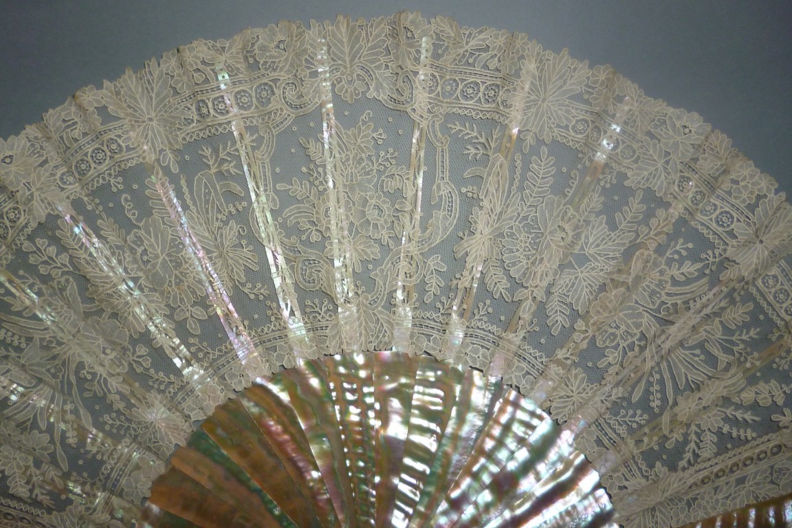 Dentelle et nacre, éventail vers 1860-80