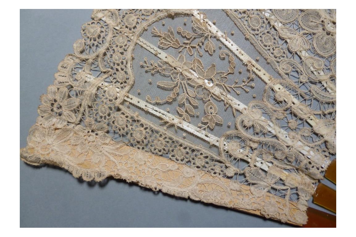 Dentelle fleurie, éventail vers 1880