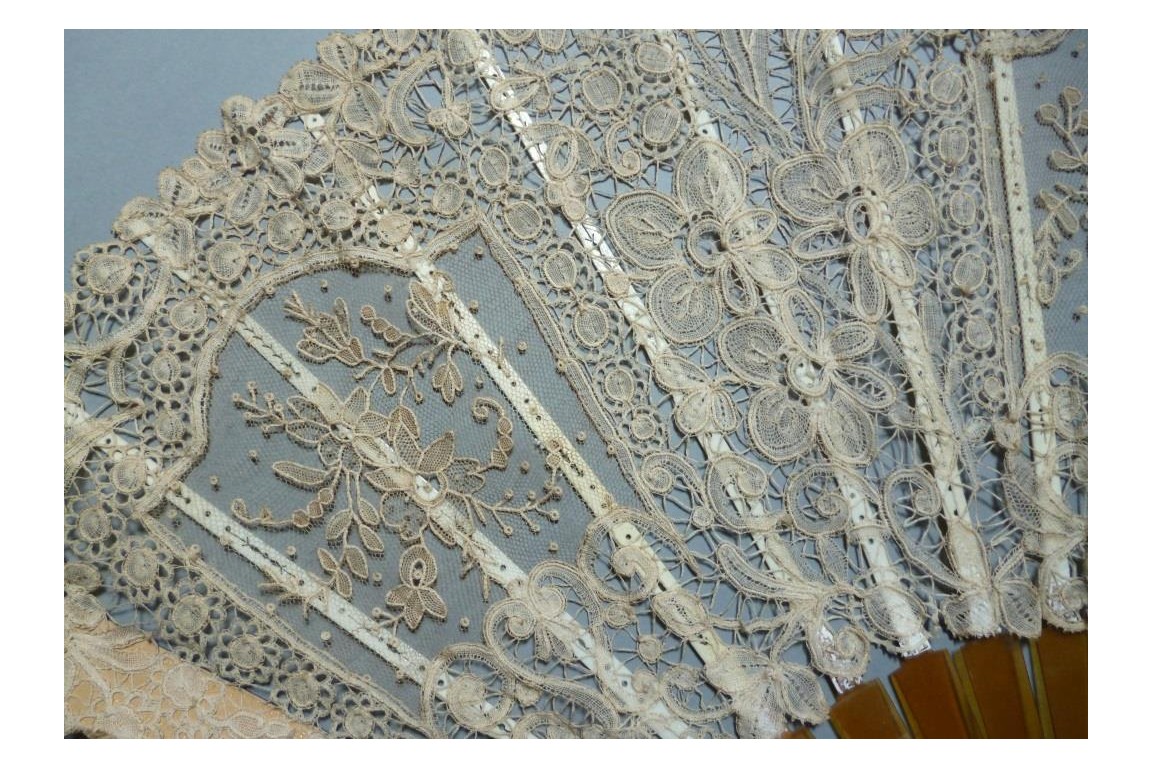 Dentelle fleurie, éventail vers 1880