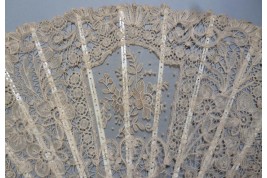 Dentelle fleurie, éventail vers 1880