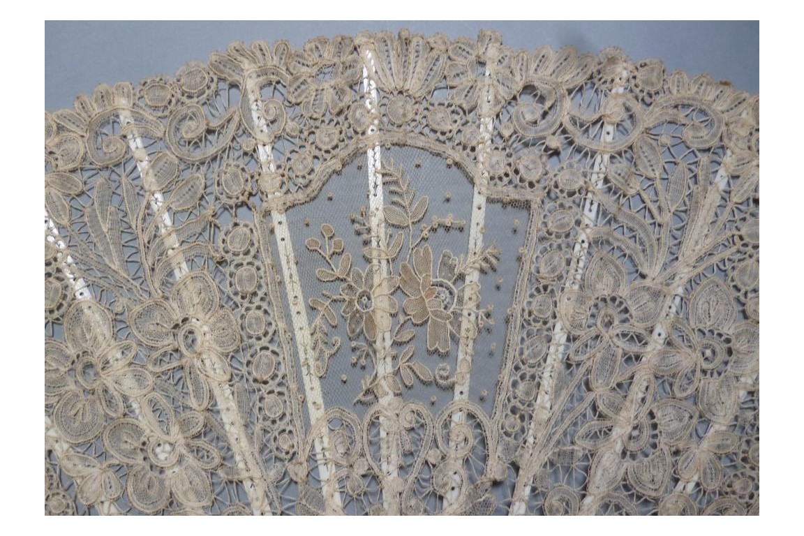 Dentelle fleurie, éventail vers 1880