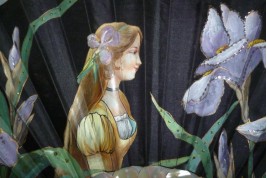 La belle aux iris, éventail Art Nouveau