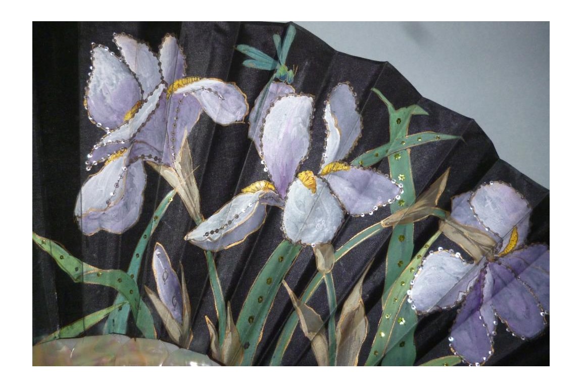La belle aux iris, éventail Art Nouveau