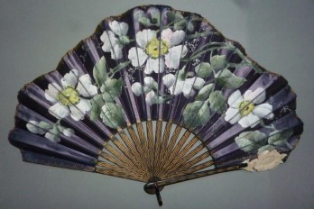 Eglantines roses, fan circa 1900