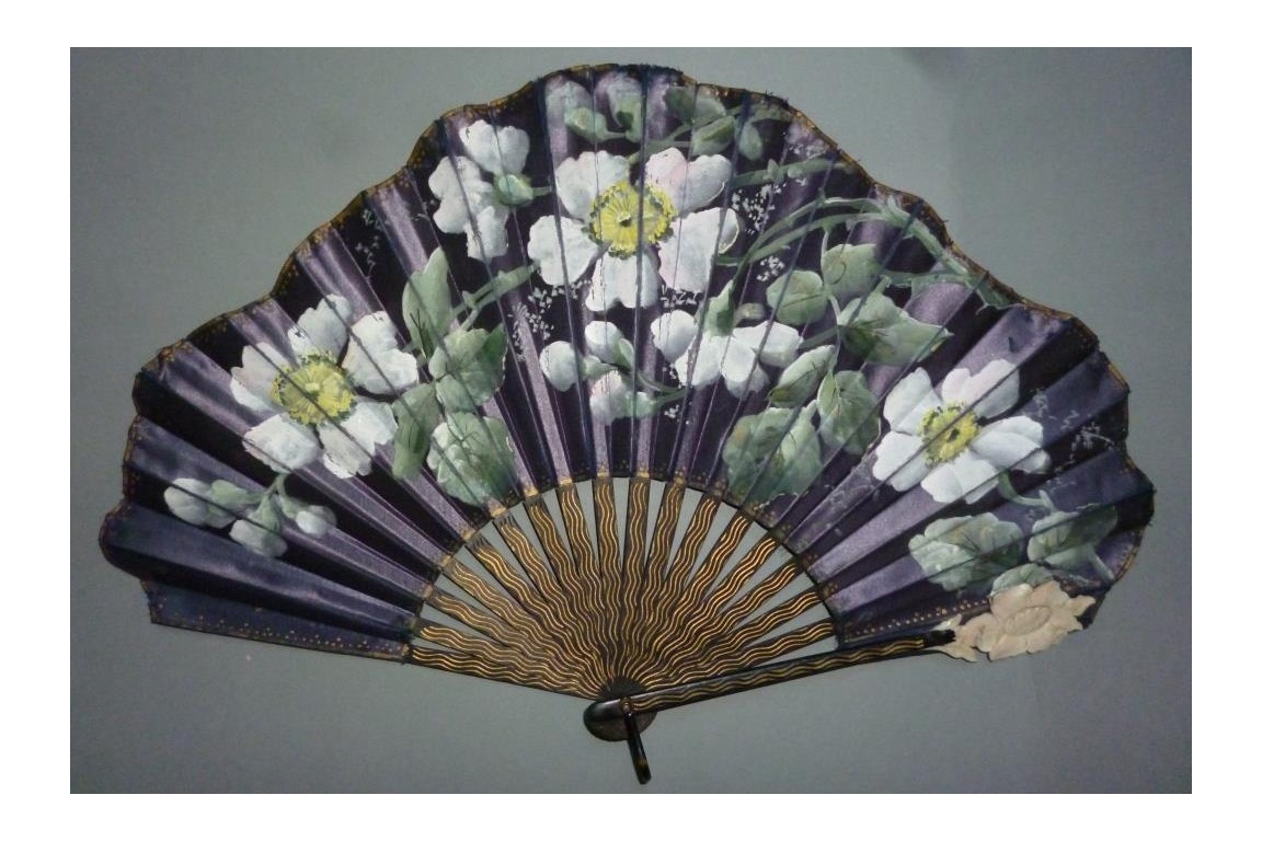 Eglantines roses, fan circa 1900