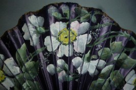 Eglantines roses, fan circa 1900