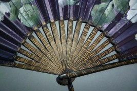 Eglantines roses, fan circa 1900