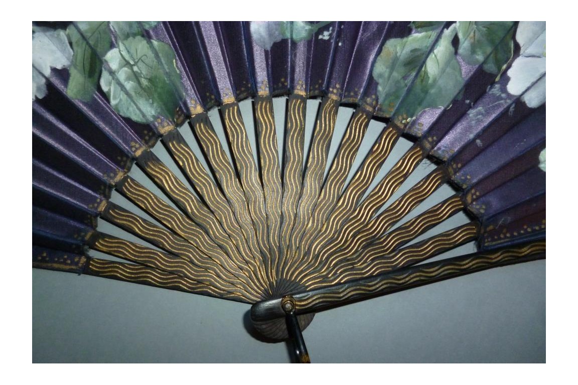 Eglantines roses, fan circa 1900