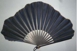 Eglantines roses, fan circa 1900