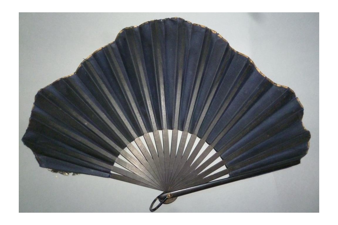 Églantines, éventail art nouveau vers 1900