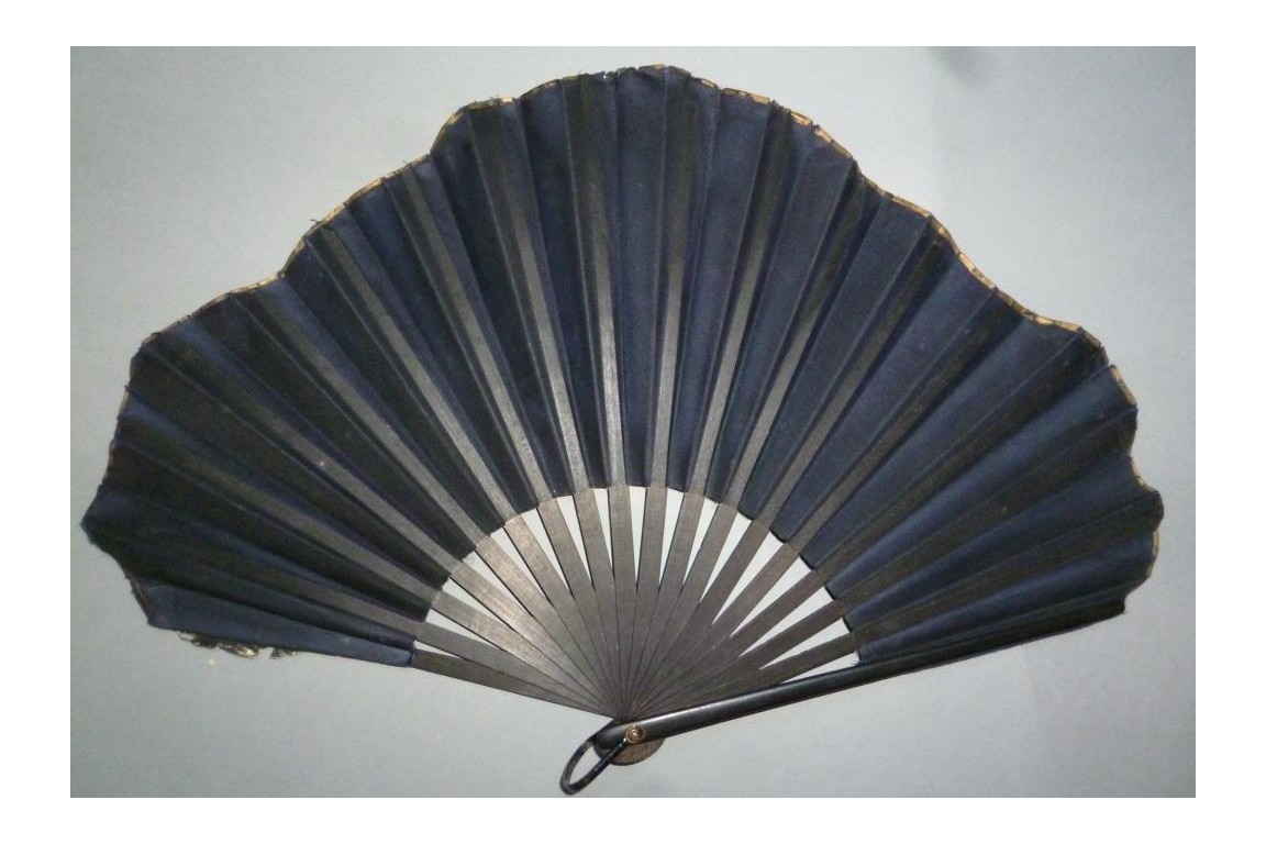 Eglantines roses, fan circa 1900