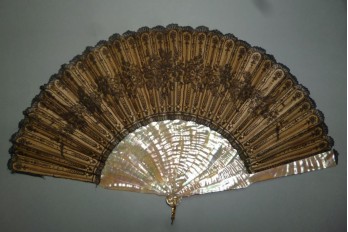 Flowered lace, 19th century fan