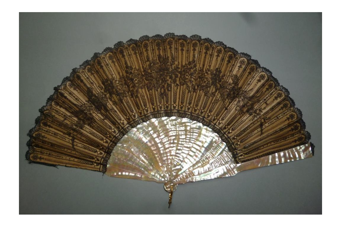 Flowered lace, 19th century fan