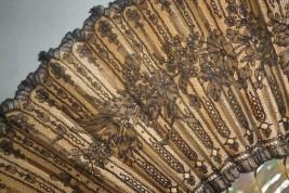 Dentelle fleurie, éventail XIXème siècle