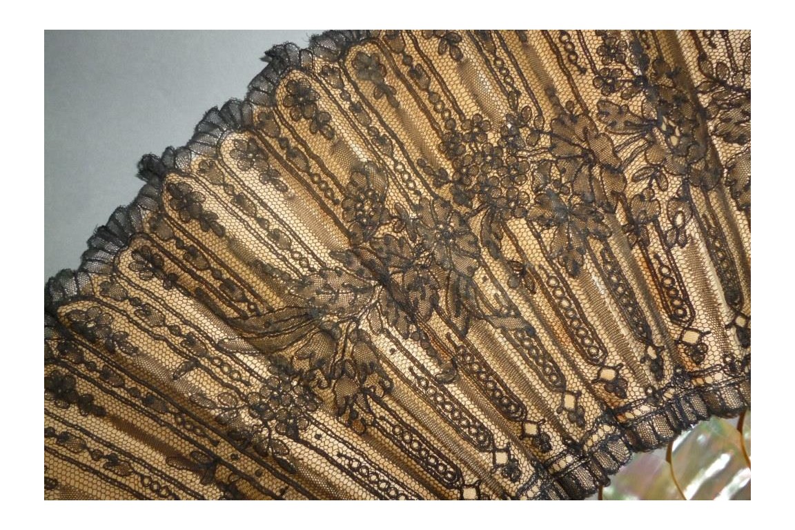 Dentelle fleurie, éventail XIXème siècle