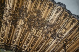 Flowered lace, 19th century fan