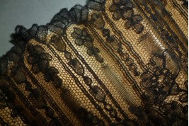 Dentelle fleurie, éventail XIXème siècle