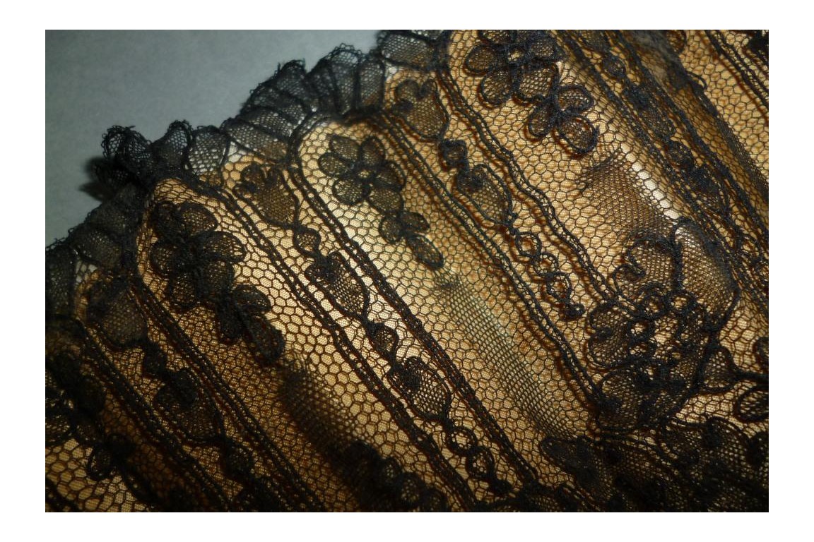 Dentelle fleurie, éventail XIXème siècle