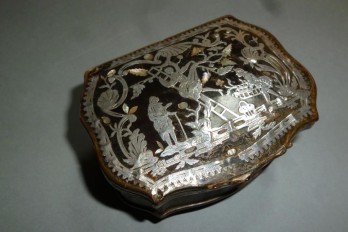 The happy accidents of the  scale, snuffbox, 18th century