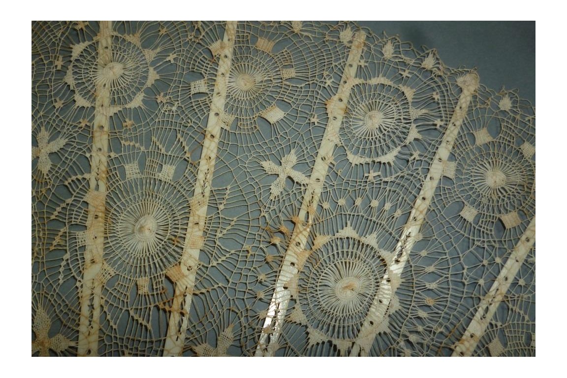 Soleils de Ténérife, éventail en dentelle Nanduti fin XIXème siècle