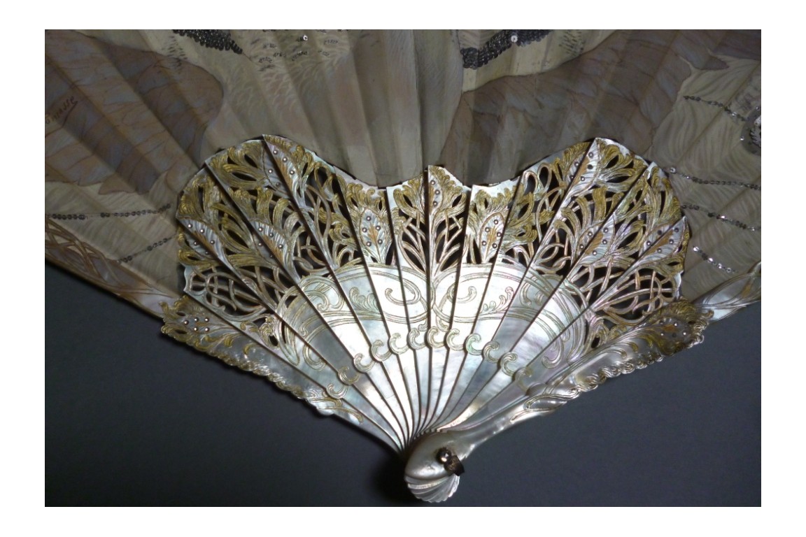 Paon blanc, éventail de Thomasse pour Duvelleroy, période Art Nouveau