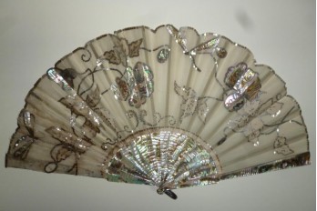 Mother of pearl flowers, fan circa 1900-1910