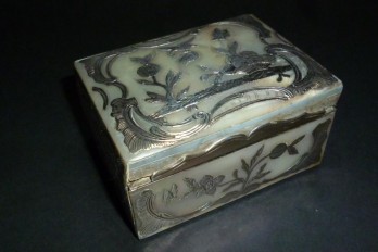 Mother of pearl snuffbox, 18th century