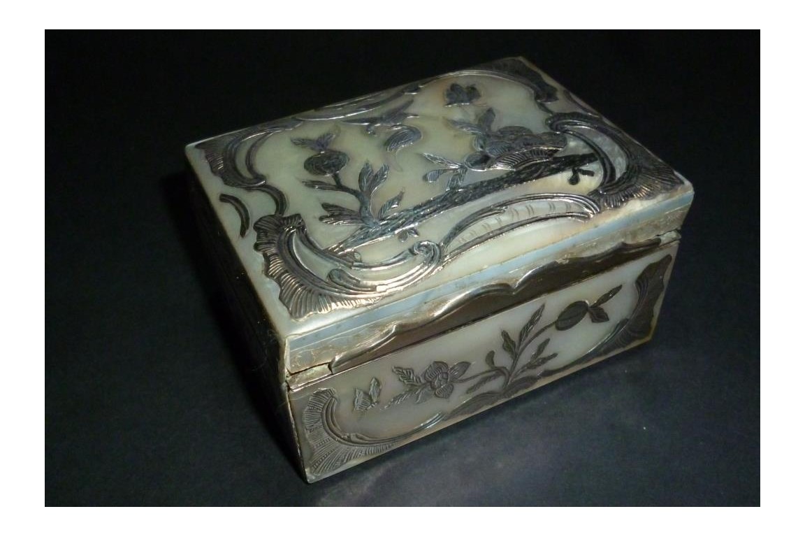 Mother of pearl snuffbox, 18th century