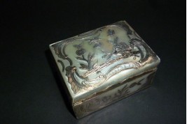 Mother of pearl snuffbox, 18th century