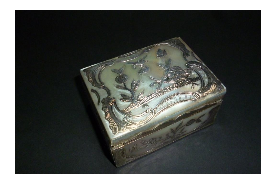 Mother of pearl snuffbox, 18th century