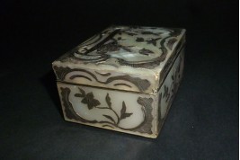 Mother of pearl snuffbox, 18th century