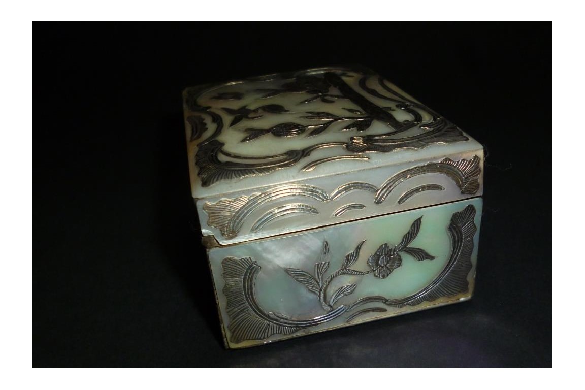 Mother of pearl snuffbox, 18th century