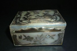 Mother of pearl snuffbox, 18th century