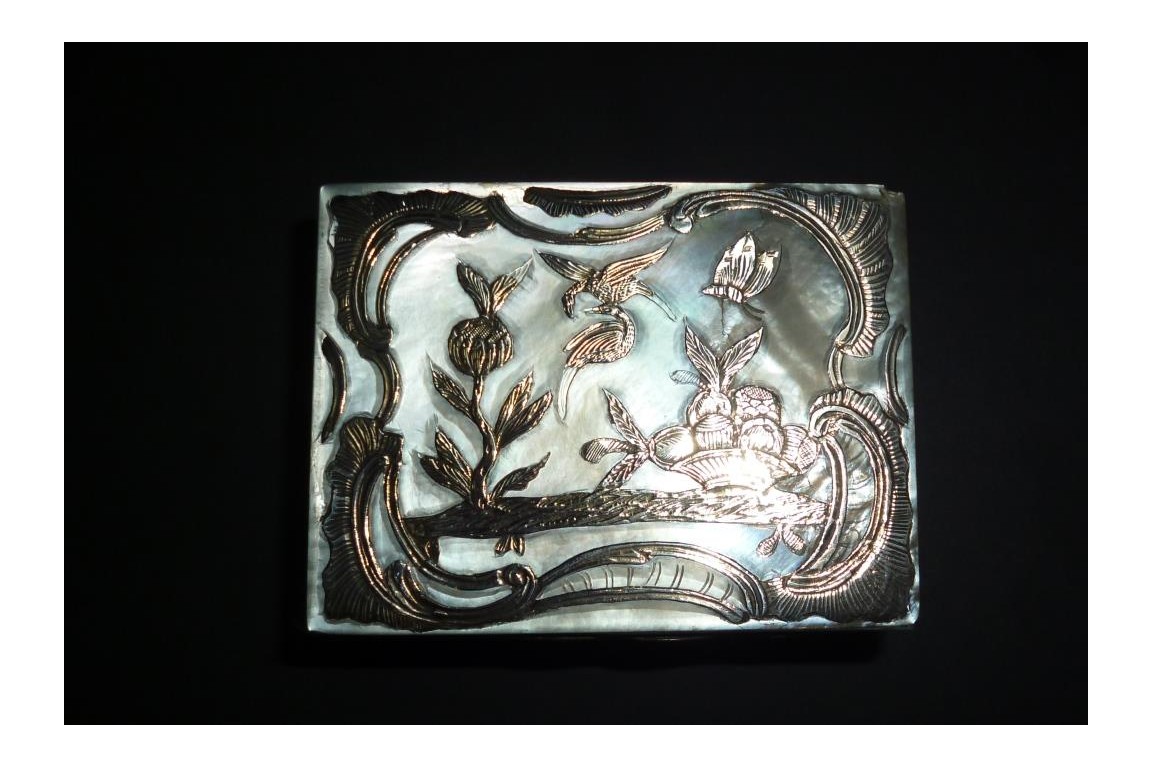 Mother of pearl snuffbox, 18th century