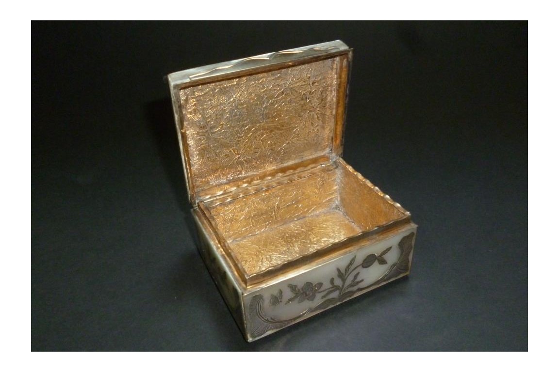 Mother of pearl snuffbox, 18th century