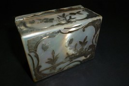 Mother of pearl snuffbox, 18th century