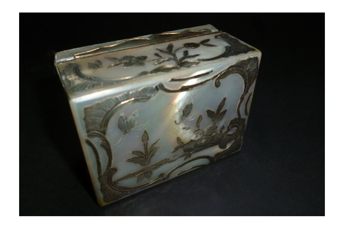 Mother of pearl snuffbox, 18th century