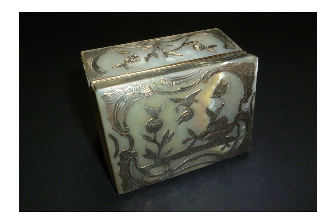 Mother of pearl snuffbox, 18th century