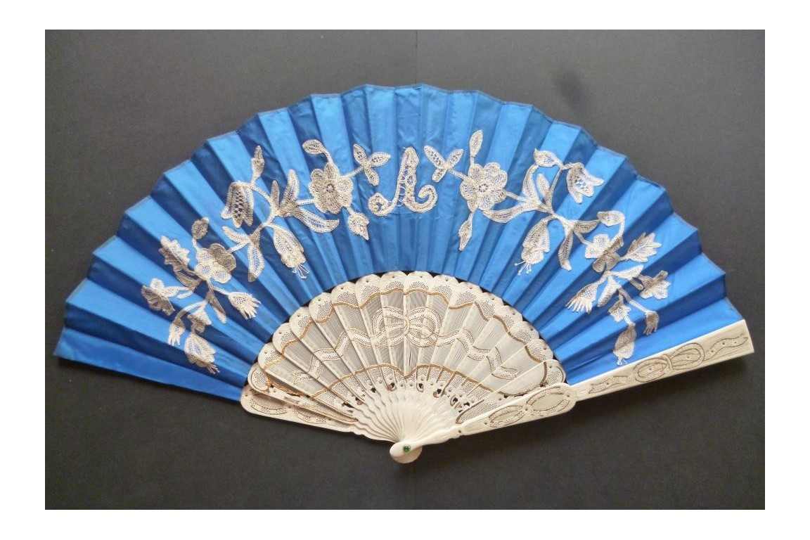 Blue knot, fan circa 1870