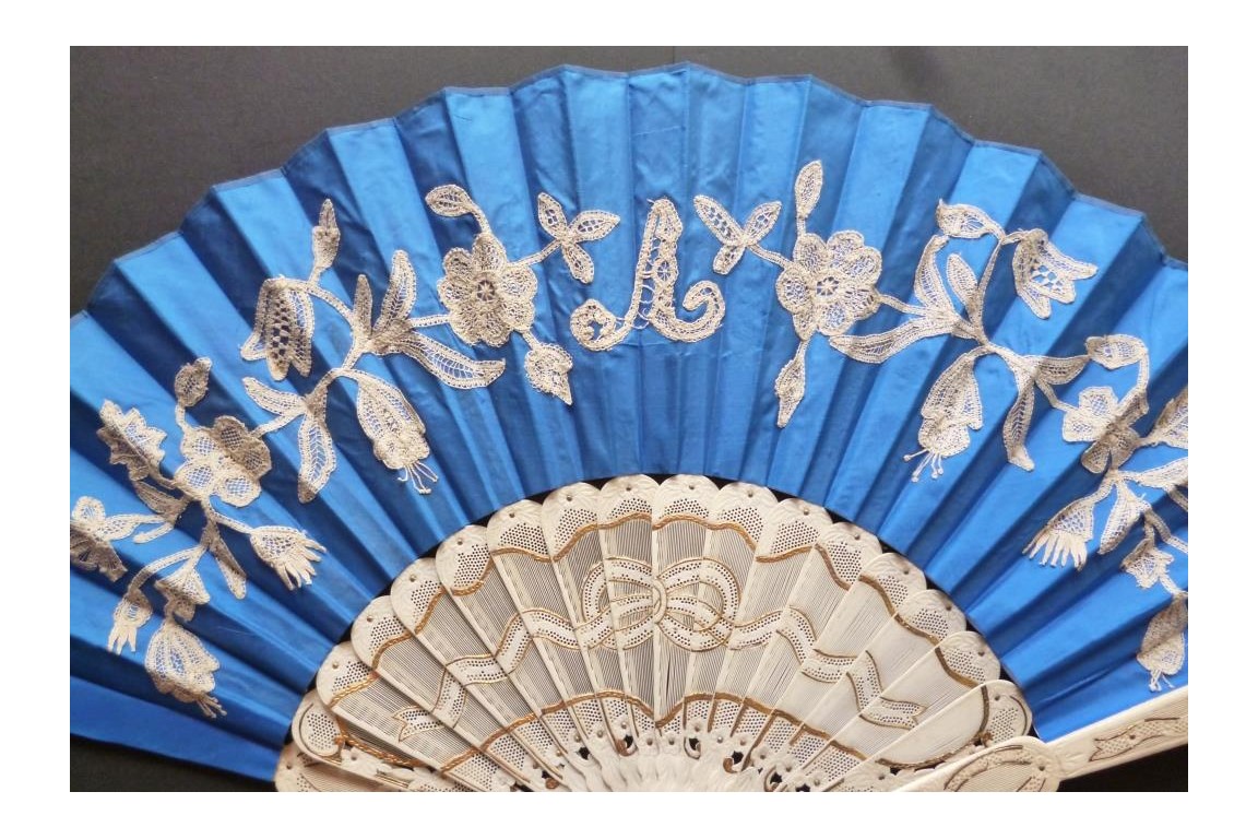 Blue knot, fan circa 1870