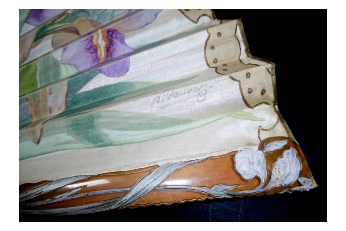 Iris et libellule, éventail Art Nouveau de Daudet et Duvelleroy