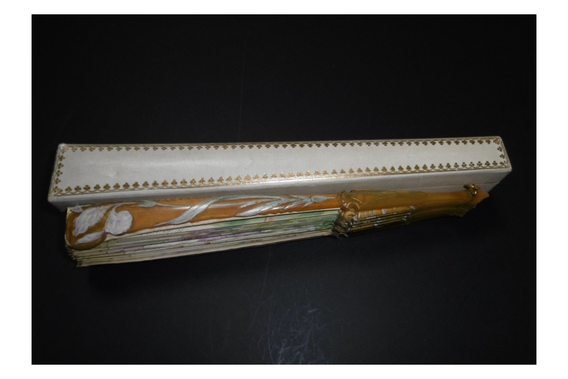 Iris et libellule, éventail Art Nouveau de Daudet et Duvelleroy