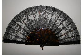 Fleurs en Chantilly, éventail en dentelle, vers 1870